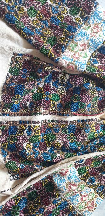 Ie tradițională brodata cu mărgele si paiete, model deosebit