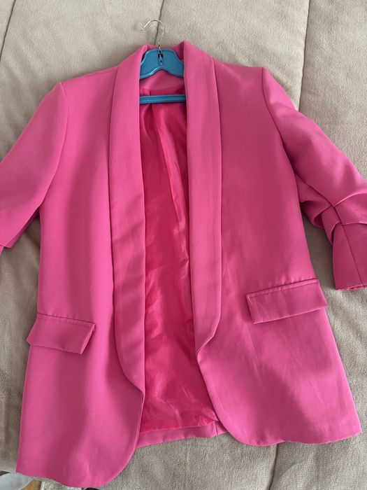 Дамско сако в цвят розово.