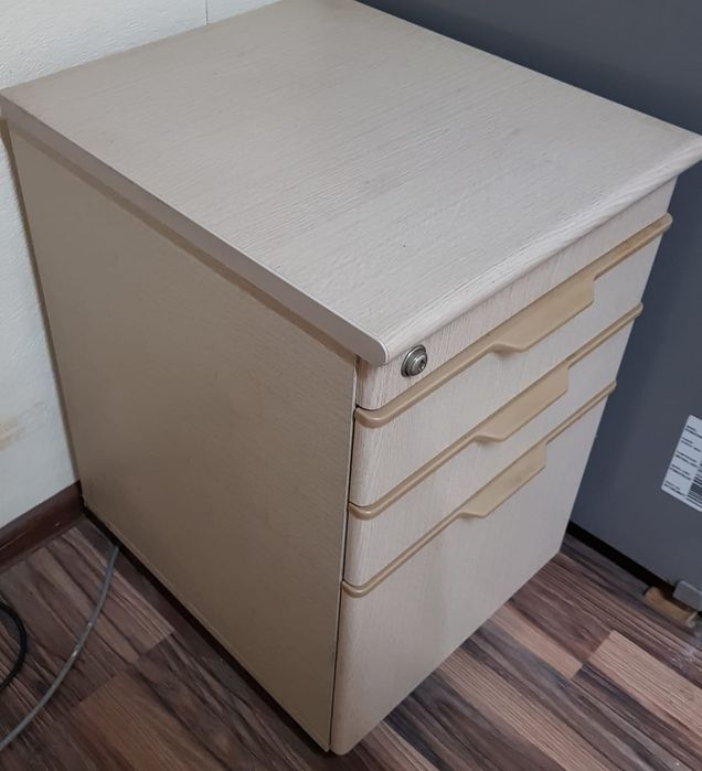 Продам тумбу с выдвижными ящиками