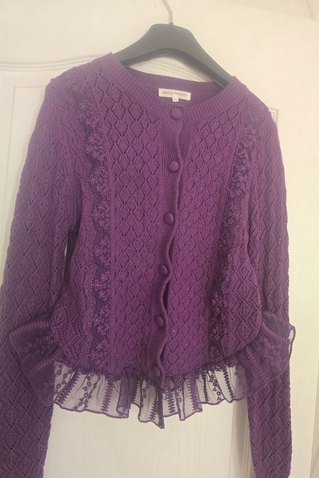 Лилава жилетка плетиво и дантела