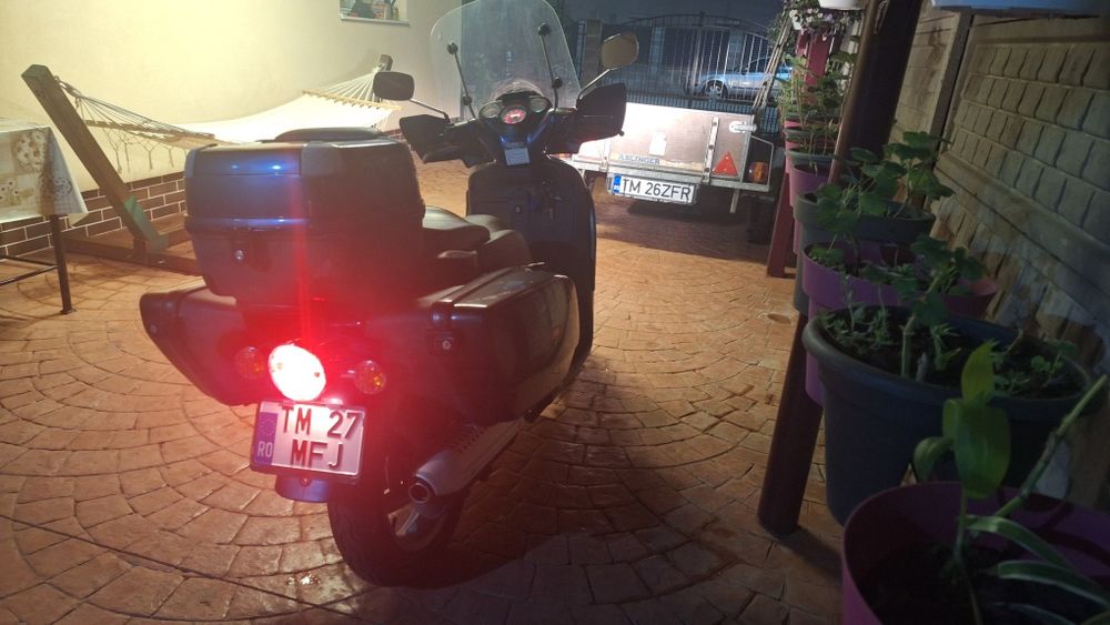 Vând scuter 200cm cu reviziile făcute + itp și asigurare.