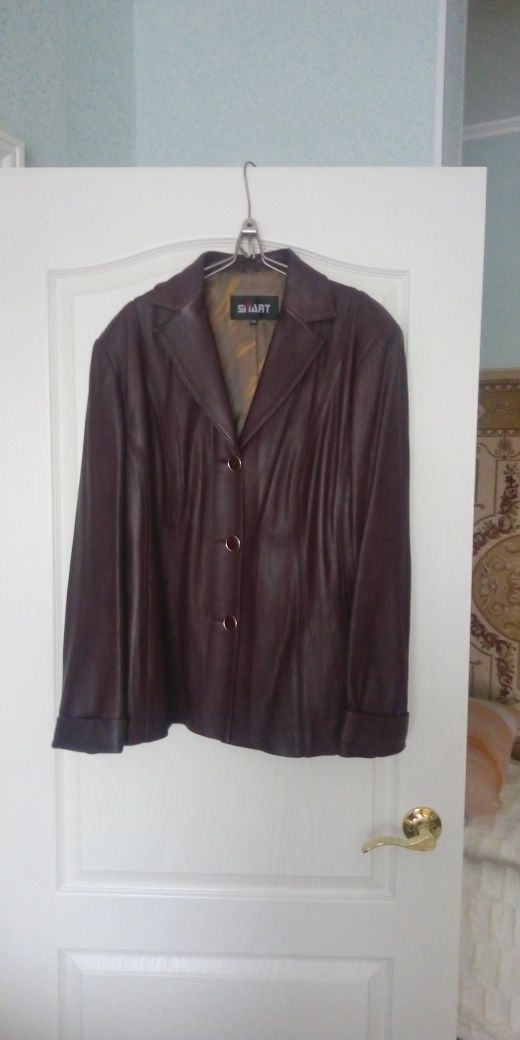 Продам женский кожаный пиджак, 56 размер, б/у, хорошем состоянии.