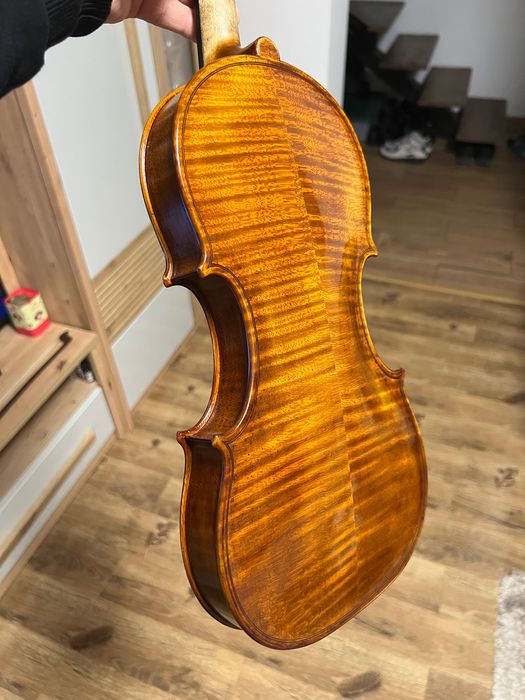 Vând vioara profesională 4/4 model Guarneri del gesu.