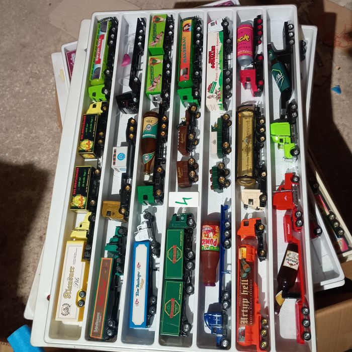 De vânzare cutii cu machete toate în stare perfecta noi