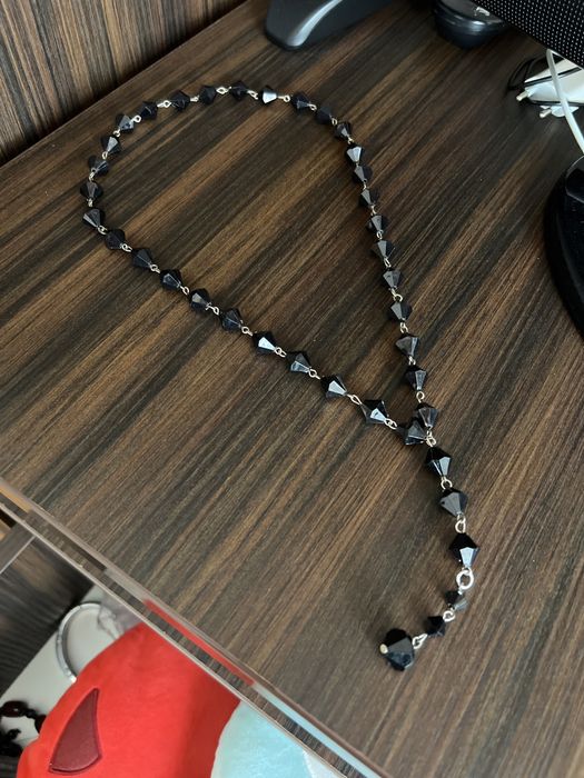 Vând coliere negre cu pandantive.