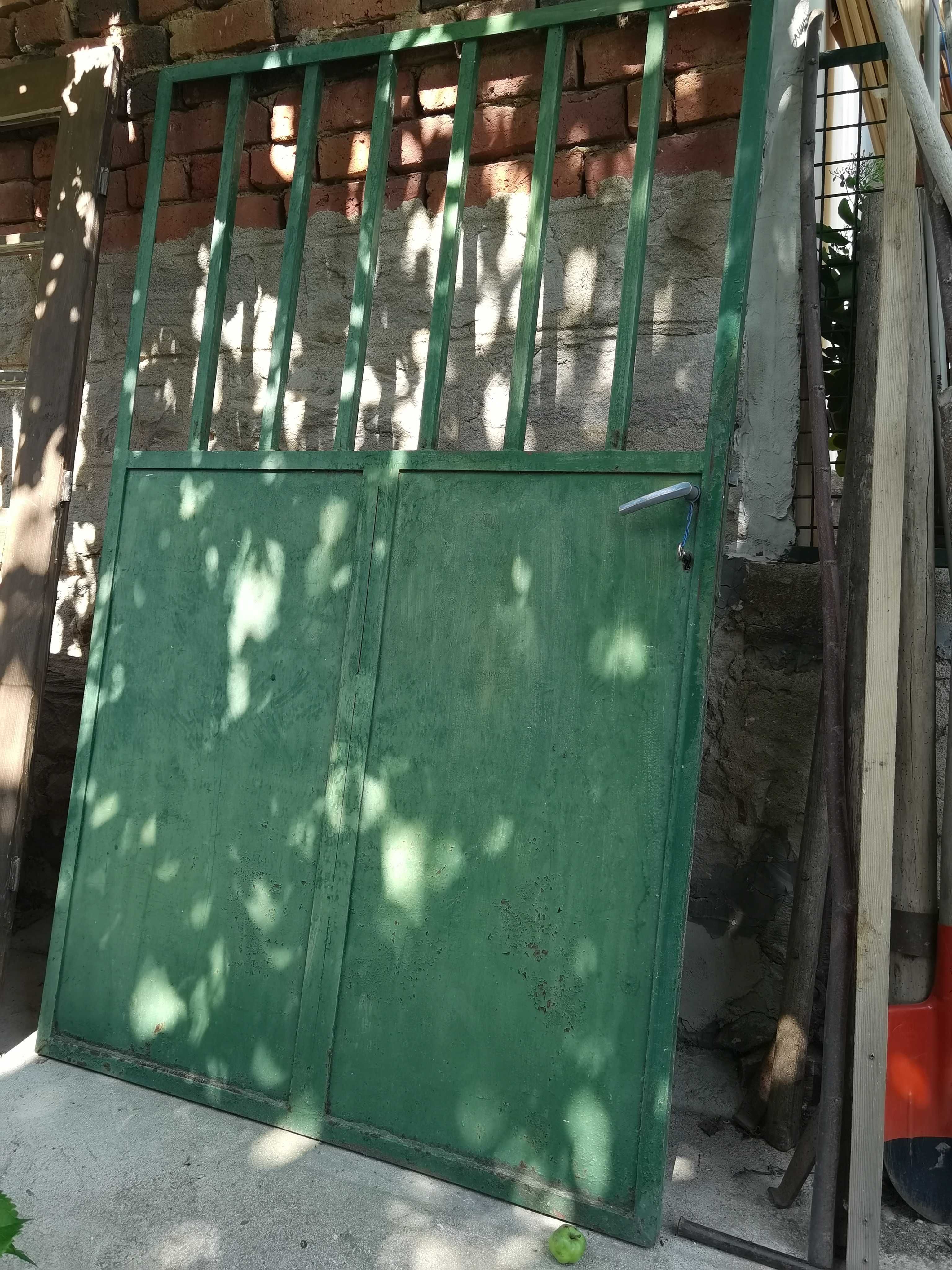 Желязна врата с ширина 111 см. и височина 180 см.