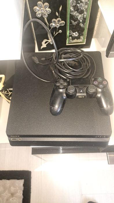 Продавам Плейстейшън4 +със 7 игри