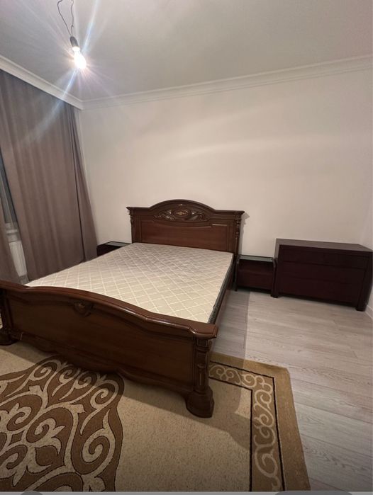 Продам мебель б/у тахту с комодом и тумбами, стол со стульями