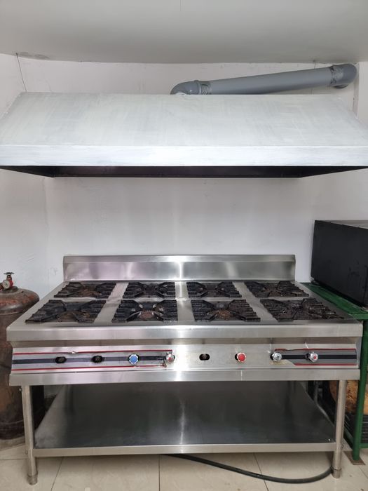 Большая газовая плита на 8 конфорок