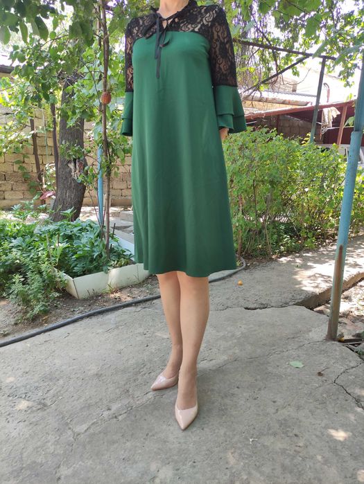 Платье зелёное с верхом из гипюра.