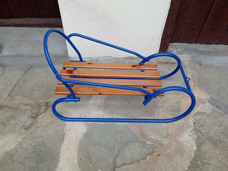 Метална шейна с дървена седалка