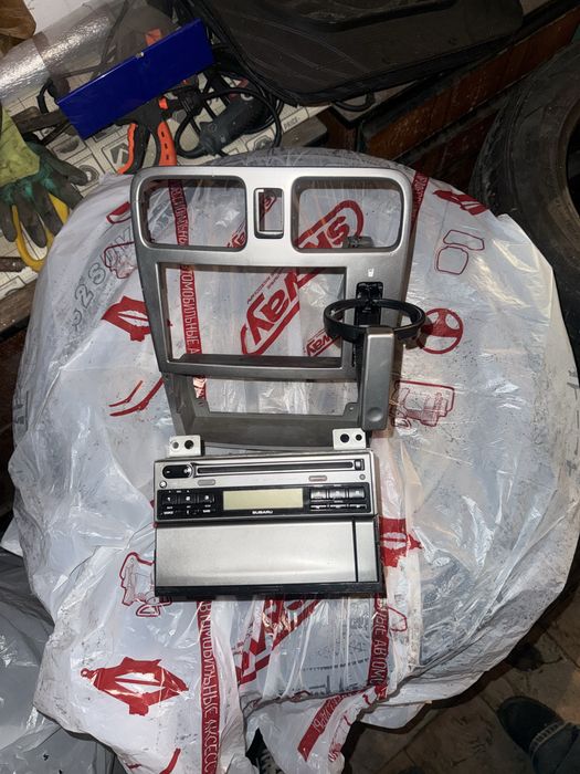 Рамка и родная магнитола subaru forester sg5 левый руль