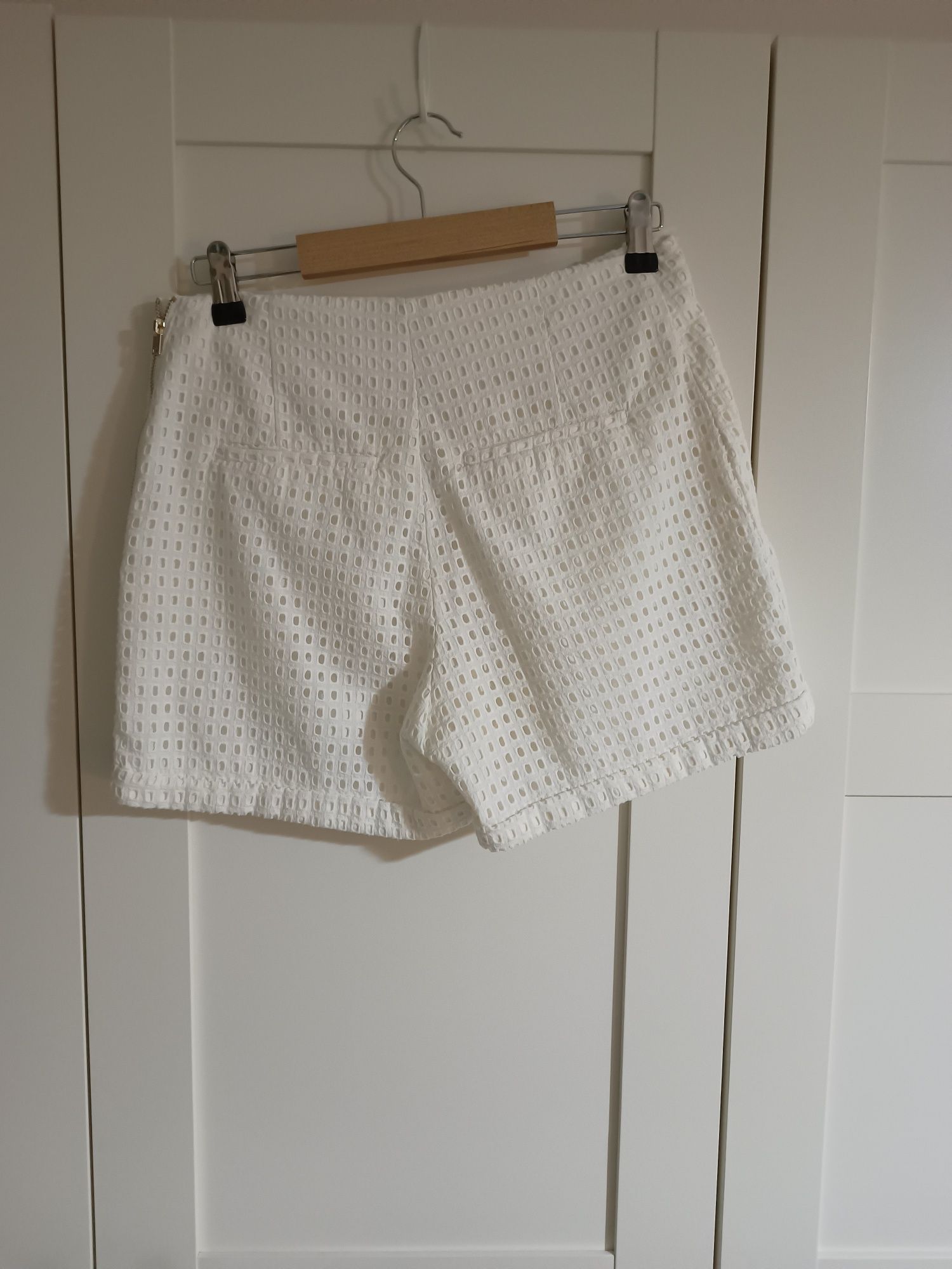 Pantaloni scurti broderie, H&M, marime 38