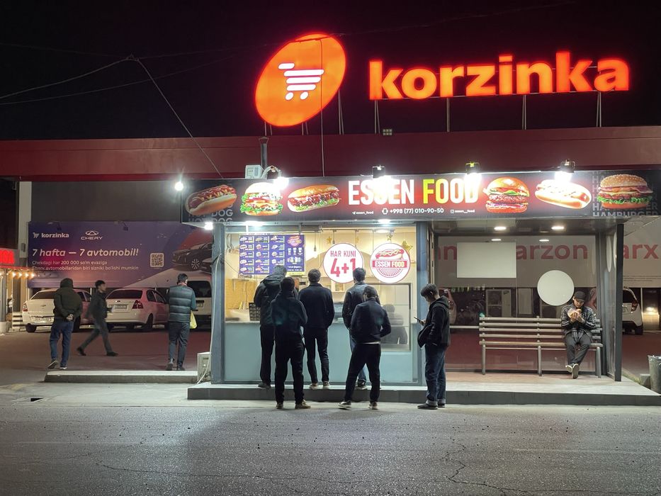Fast_food joy tayor yurip turgan sotiladi
