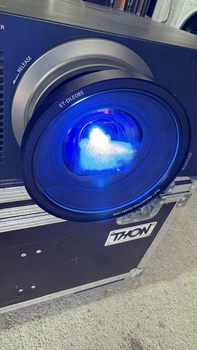 Videoproiector Panasonic 8500 AINSI + Lentila 0.5-0.8X ET-DLE085