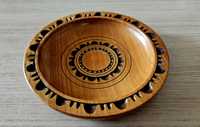 Дървена чинийка с дърворезба