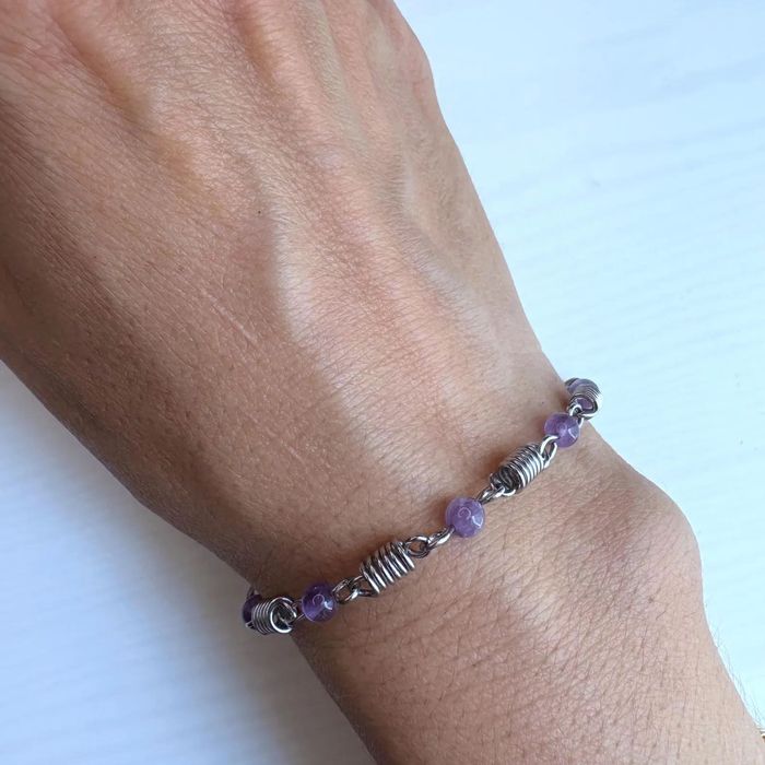 Ръчно изработена гривна с естествени камъни аметист