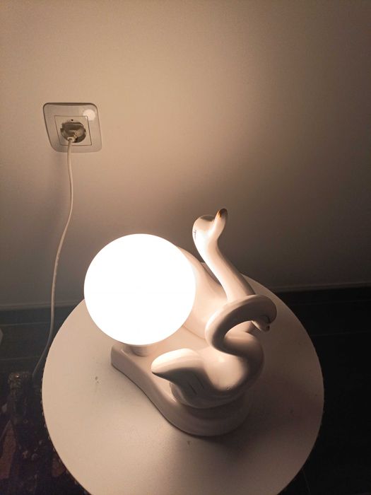 Порцеланова, стара лампа, лебеди