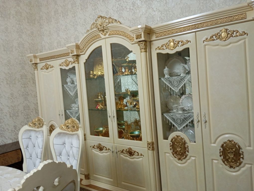 Стол стул и шифонер