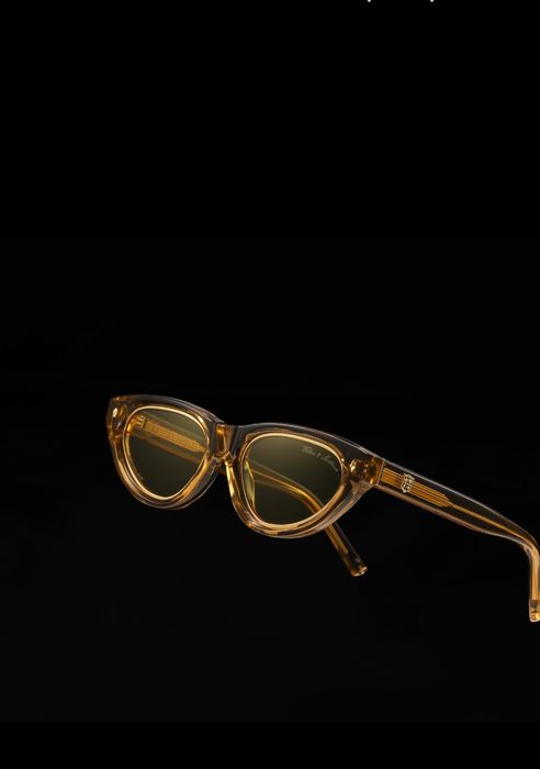 Слънчеви очила с златно покритие.

Часовници

Мода

Монети и марки

Ко