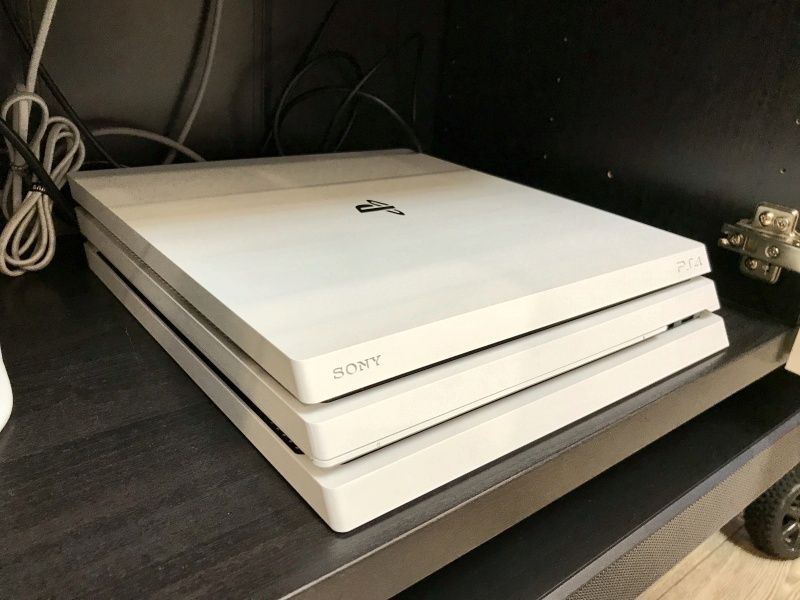 PlayStation 4 Pro 1TB — в отличном состоянии