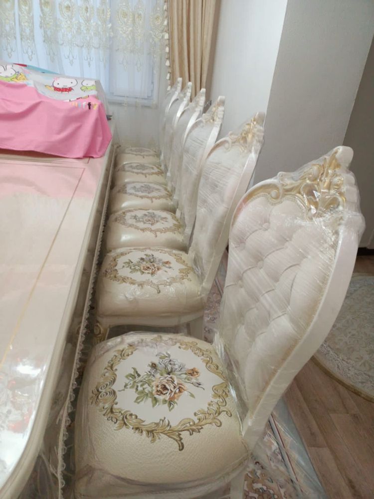 Продам стол и стулья.