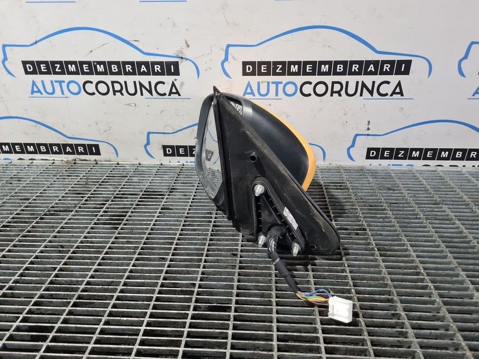 Oglinda stanga Nissan Juke Facelift 2014 - 2018 4 Usi GALBEN EAV (984) Rabatabile 047186