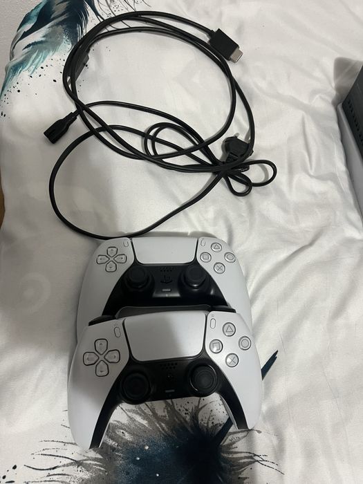 PS5 Slim , cu disc- stare impecabila + 2 controllere