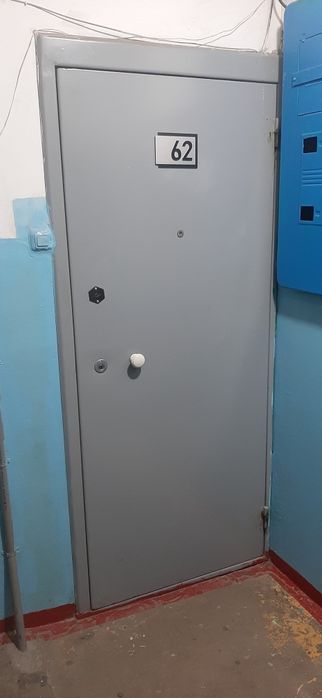 Продам металлическую дверь