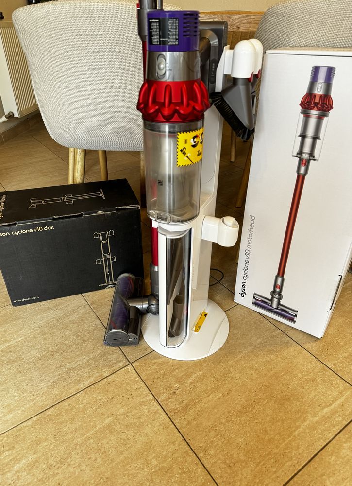 Aspirator vertical DYSON V10 MotorHead + Stand podea cu accesorii!