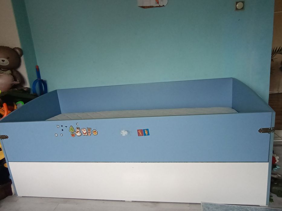 Детско легло с матрак.