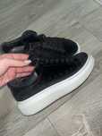 vand adidasi alexander mcqueen purtati cu cateva defecte se pot vedea