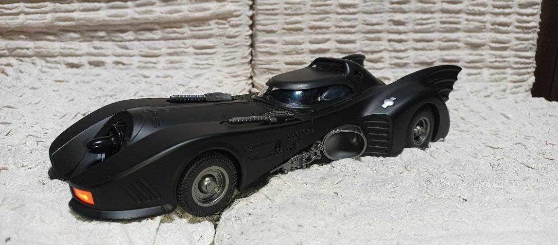 Batmobile - 1989 г. Мащаб 1:18  . Колата е чисто нова с LED светлини