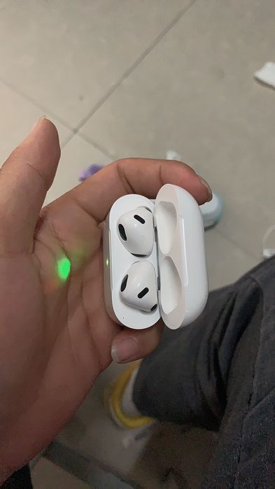 Air pods bilan sifatli eshiting