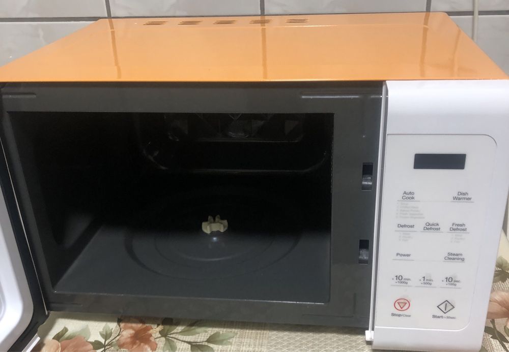 Vând cuptor cu microunde DAEWOO  Shiny Clean, stare foarte bună.