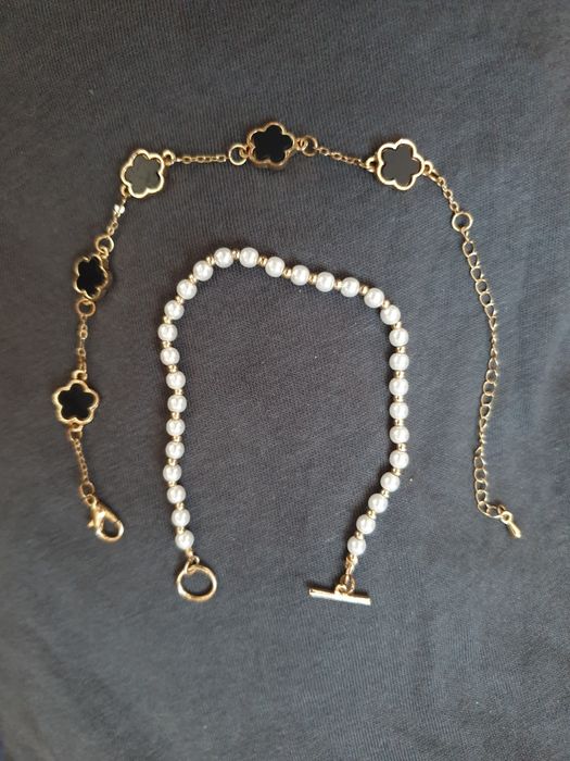 brățări cu trifoi negru și perle.
