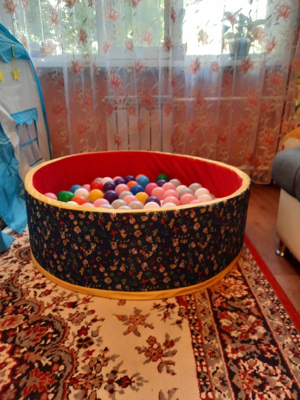 Продам "сухой бассейн" с шарами