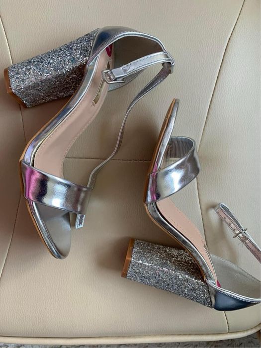 Sandale argintii noi
