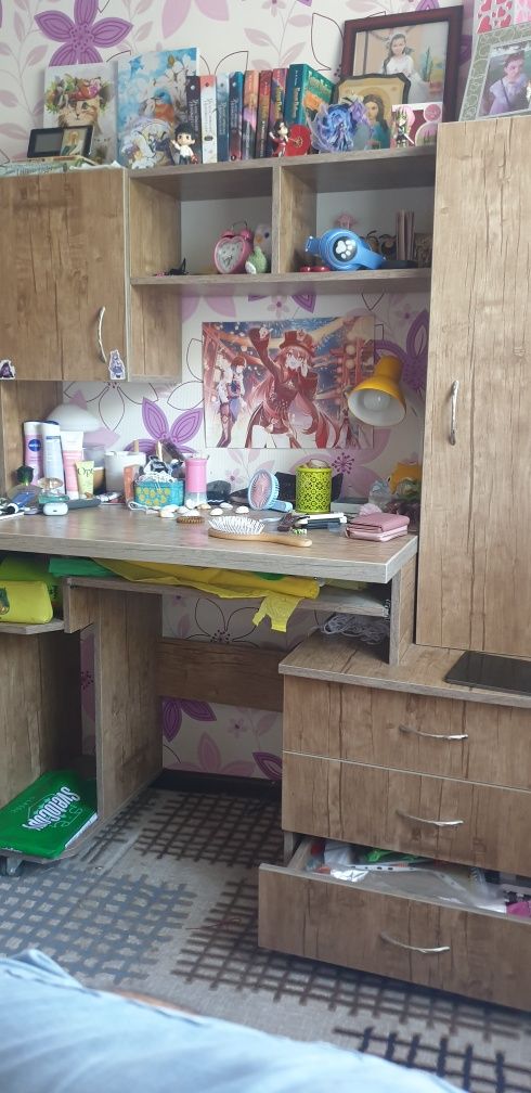 Продаётся письменный стол , школьный стол