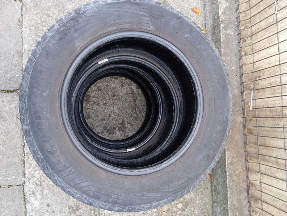 Vand 4 anvelope all seasons Goodyear 195/65 R15, 200 lei toate