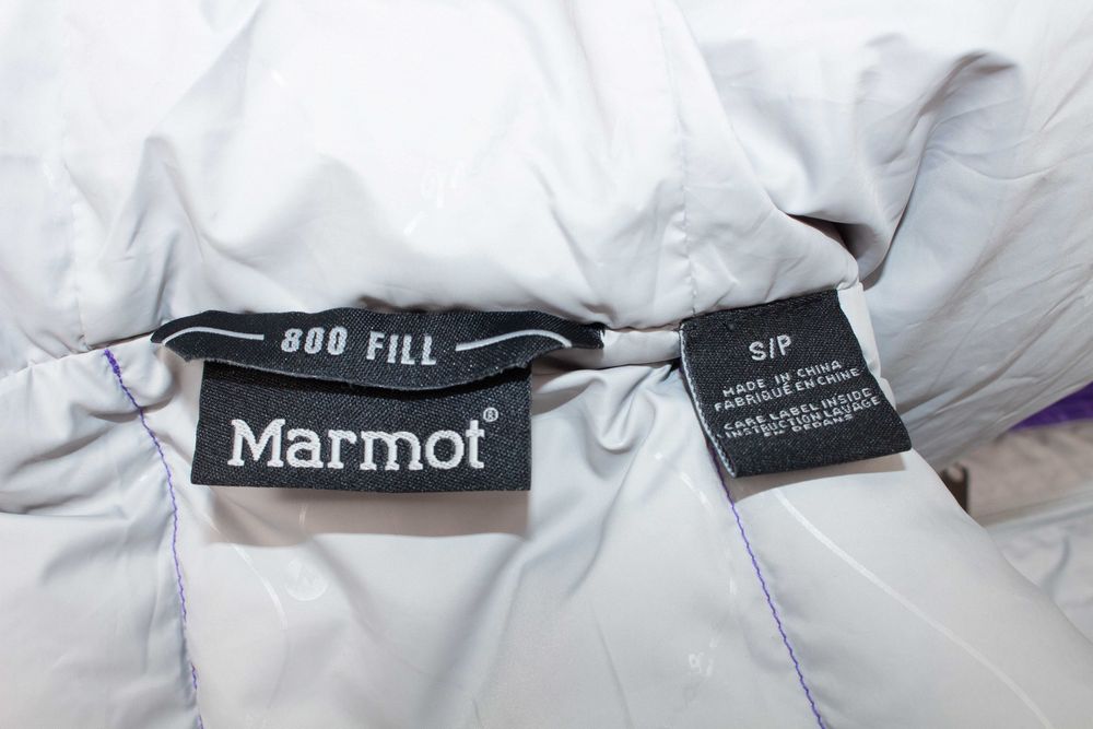 Marmot оригинално дамско яке пухено лилаво с качулка 800 пълнеж пух S