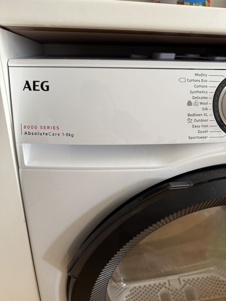 Vând uscător de rufe AEG 8000