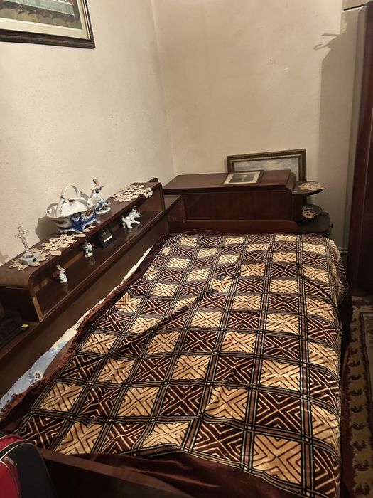 Mobila veche de peste 100 de ani . Din nuc