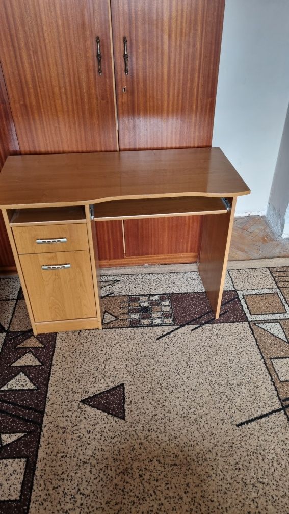 Ученическо бюро с масичка за клавиатура