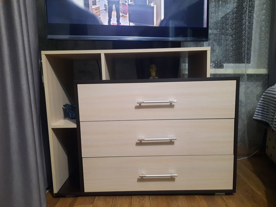 Срочно комод и стол