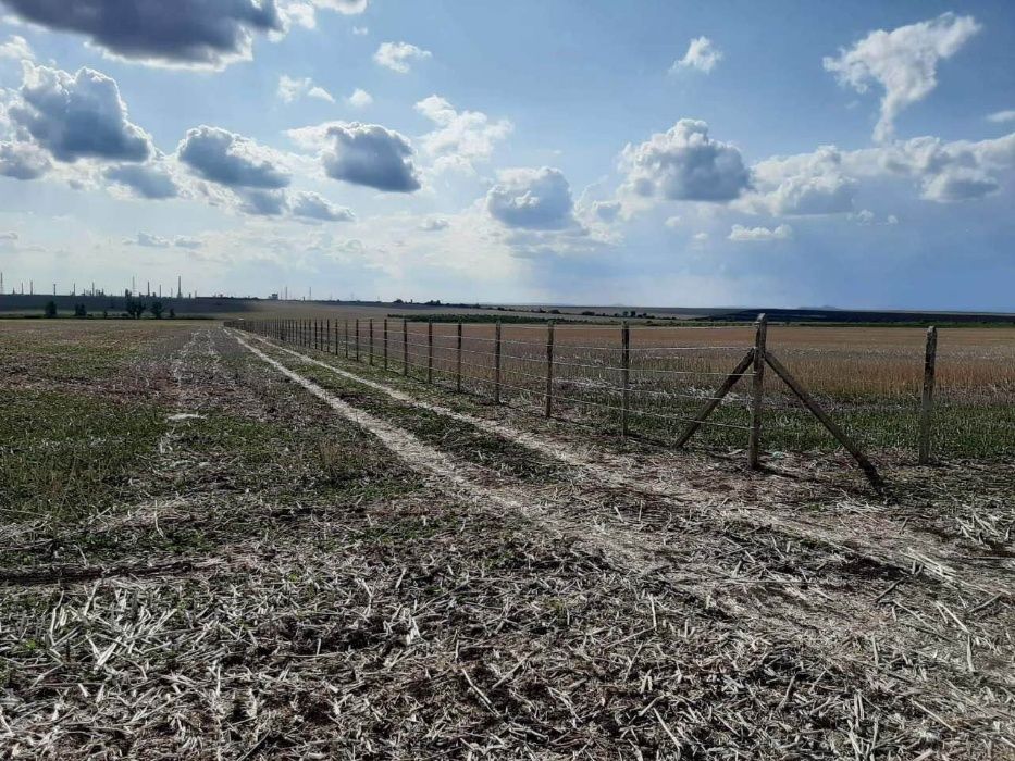 Ограда с Метални Пана и Поцинкована мрежа и Бодлива Тел