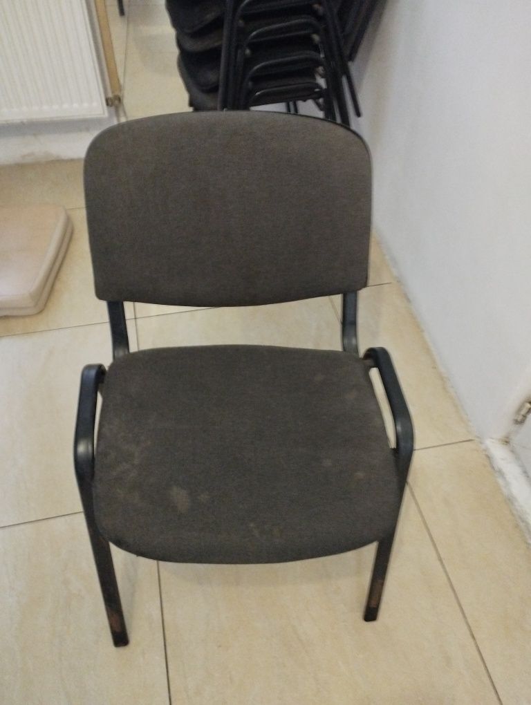 Vând scaune negre