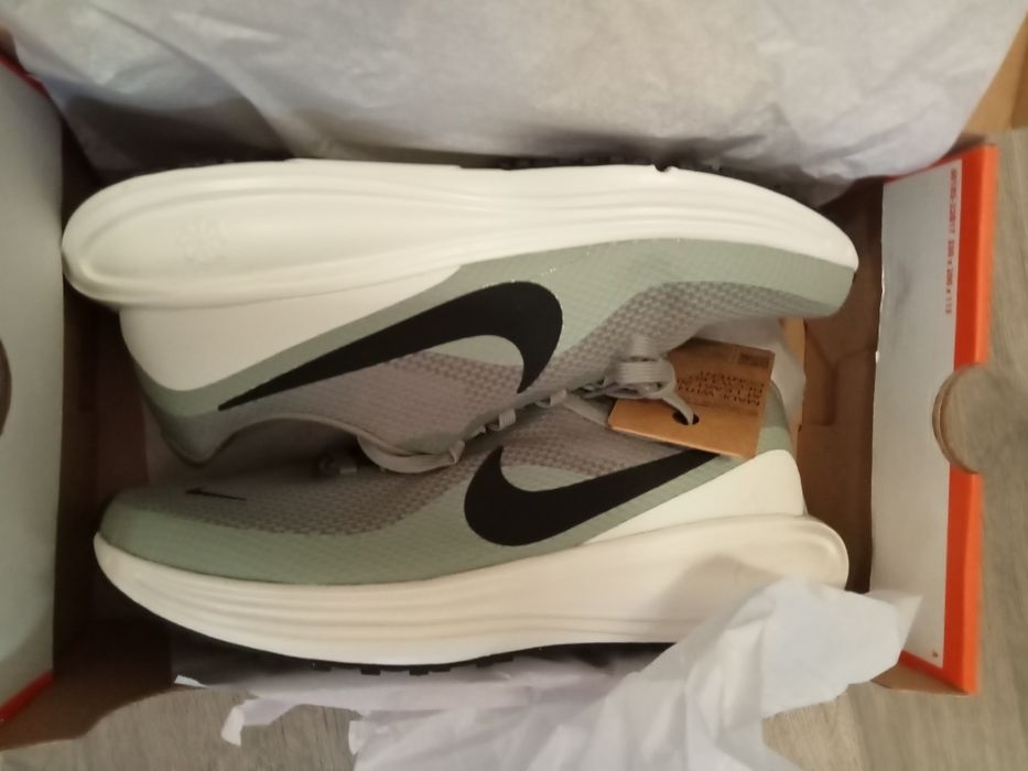 Vând adidași Nike Revolution 8 42.5