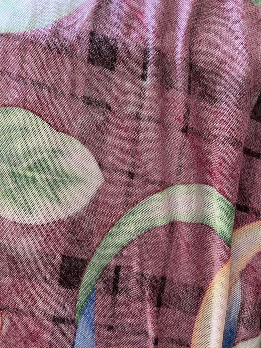 Cuvertura sau fata de masa catifelata si subtire f frumos colorata.