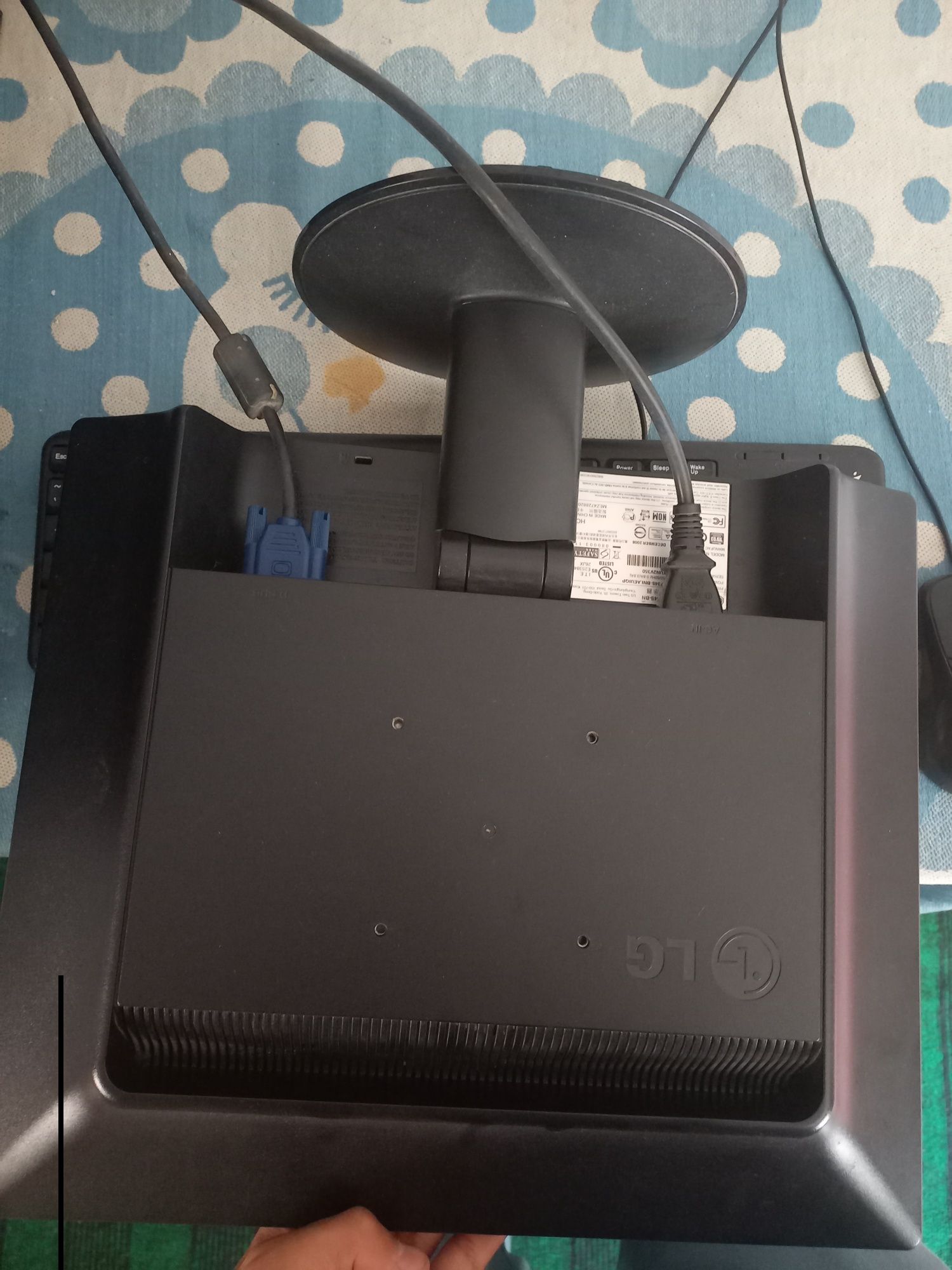 Lg kompyuter rangi qora